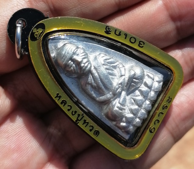 หลวงปู่ทวด​ พิมพ์เตารีด​ เนื้อปีกเครื่องบิน​ เสก​ 6​ วาระ​ 30​ เกจิ ตอกหมายเลข​ ปี​ 2566​ เคาะเดียว 