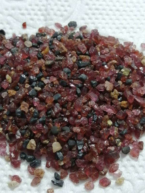 เศษพลอยโกเมนพม่าแท้ธรรมชาติ น้ำหนัก 100 กรัม จำนวน 3 ถุง (300 กรัม)