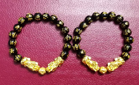 2 เส้น..สร้อยประคำข้อมือปี่เซี๊ยะทอง+ลูกปัดลงอักขระทิเบต ขนาด 10 มิล พร้อมใบคาถาบูชาฯ