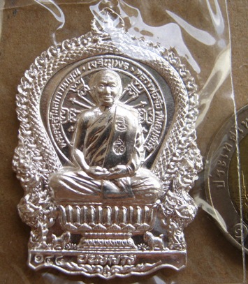 เหรียญนั่งพานชนะมาร(รุ่นแรก)หลวงพ่อจื่อ วัดเขาตาเงาะ จ ชัยภูมิ ปี2558เลข148 เนื้อเงิน +กล่อง