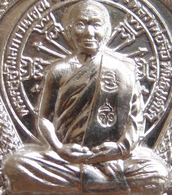 เหรียญนั่งพานชนะมาร(รุ่นแรก)หลวงพ่อจื่อ วัดเขาตาเงาะ จ ชัยภูมิ ปี2558เลข148 เนื้อเงิน +กล่อง