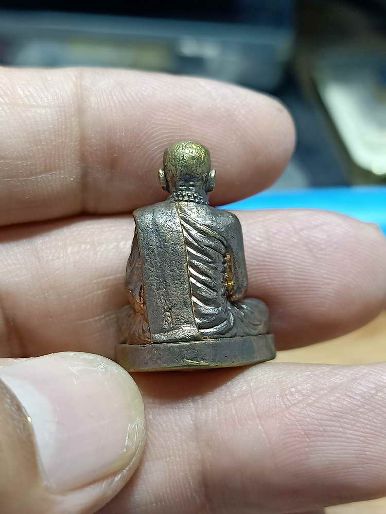 4-293 รูปหล่อลอยองค์ เพชรบูรพา หลวงปู่บุญสม ที่พักสงฆ์ร่มโพธิ์ทอง จ.ชลบุรี มช. เลข 2357กล่องเดิม