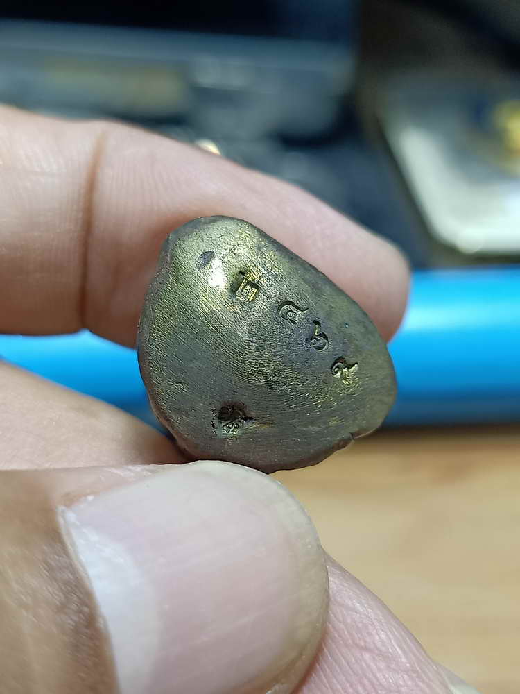 4-272 รูปหล่อฐานภูเขา เบ้าทุบ รุ่นแรก หลวงปู่สี วัดบ้านขอนแก่น จ.มุกดาหาร ชนวน เลข 2469 กล่องเดิม