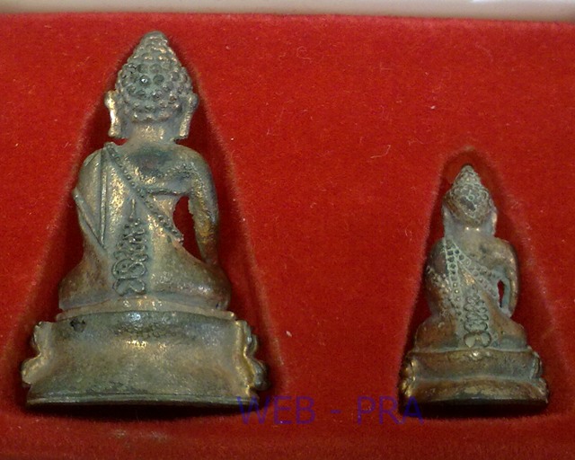 พระกริ่ง + พระชัยวัฒน์ หลวงพ่อหยอด วัดแก้วเจริญ รุ่นสมปรารถนาเฮง จ.สมุทรสงคราม เนื้อนวะ โต๊ด + เลข40