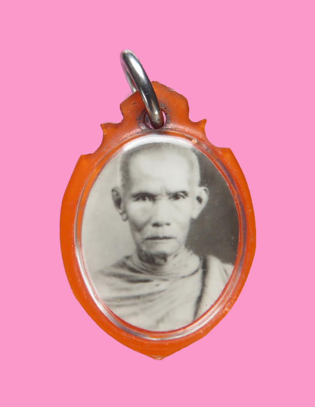 รูปถ่าย หลวงพ่อผุย วัดหน้าพระธาตุ (หลังมองทะลุพลาสติก มียันต์ปั๊ม)