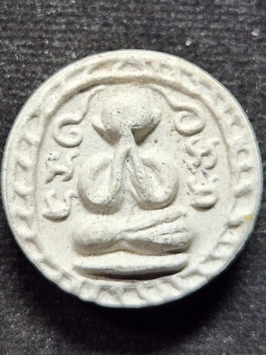 วัดกลางท่าเรือ จ.พระนครศรีอยุธยา พระผงปิดตา หลวงพ่อนวม  พิมพ์จันทร์ลอย 