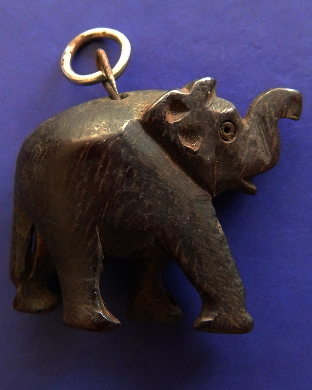 ช้างไม้แกะ ขนาด 2.5 x 3.3 ซ.ม. พระบ้านเก่าเก็บหลายสิบปี