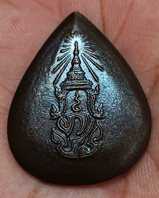 3.พระพุทธสิงหธรรมมงคล หลังภปร. เนื้อนวโลหะ พิธีใหญ่ วัดบวรฯ-วัดพระแก้ว พ.ศ. 2547 กล่องเดิม