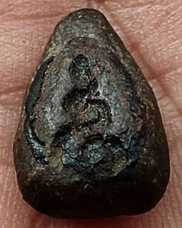 พระเม็ดน้อยหน่าพิมพ์มารวิชัย หมวกทรงชีโบ (นิยม) หลังยันต์อุ เนื้อดินลงรัก กรุวัดศาลาปูน จ.อยุธยา สูง