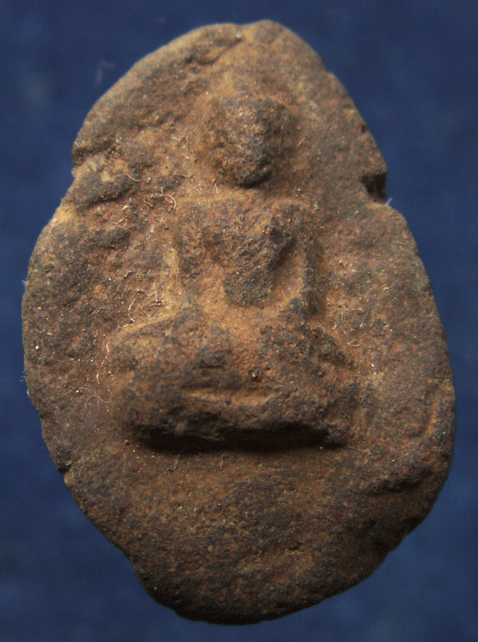 พระงบน้ำอ้อยตัดเดี่ยวเนื้อดิน กรุเตาทุเรียง จ.สุโขทัย