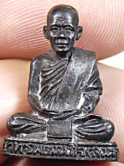 รูปหล่อหลวงพ่อลมูล วัดเสด็จ ปทุมธานี