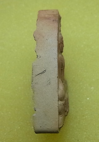 พระเนื้อผง พิมพ์สามเหลี่ยมหลังยันต์ ไม่ทราบวัดที่ออก