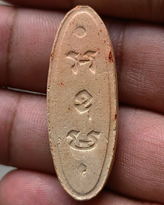 4.พระ 25 พุทธศตวรรษ เนื้อดินแร่ พร้อมกล่องกำมะหยี่สวยงาม