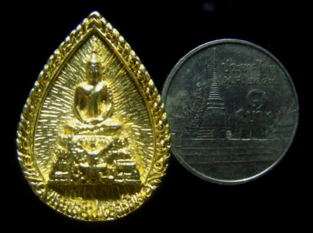 **เบาๆ**เหรียญหล่อพระแก้วปางฤดูร้อน ฐานทรงครุฑ โดยชมรมเสียงชาวพุทธ**กะไหล่ทอง สวยๆ