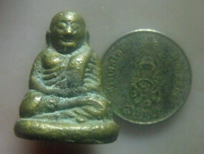 **เบา​ๆ​**รูปหล่อหลวงพ่อเงิน วัดบางคลาน เนื้อทองผสม เก่าๆ**เนื้อจัด สวยๆ เชิญชมครับ 