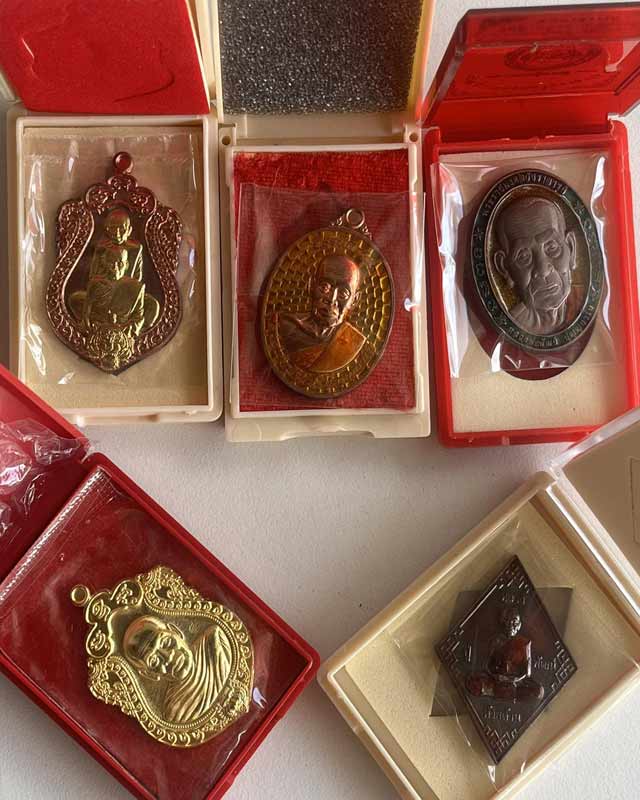 หลวงพ่อพัฒน์ ปุญฺญกาโม วัดห้วยด้วน จ.นครสวรรค์ ชุด 5 เหรียญ เบาๆต้อนรับปีใหม่