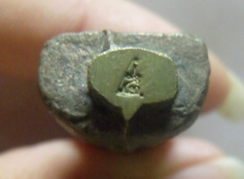 **เบาๆ**รูปเหมือนหล่อโบราณ เนื้อโลหะผสม ใต้ฐานตอกโค้ด ไม่ทราบที่**สวยๆ เชิญชมครับ