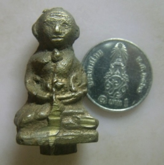 **เบาๆ**รูปเหมือนหล่อโบราณ เนื้อโลหะผสม ใต้ฐานตอกโค้ด ไม่ทราบที่**สวยๆ เชิญชมครับ