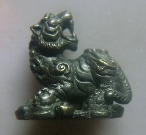 **เบา​ๆ​**รูปหล่อเสือเหลียวหลัง เนื้อโลหะผสม เก่าๆ ไม่ทราบที่**สวยๆ เชิญชมครับ 