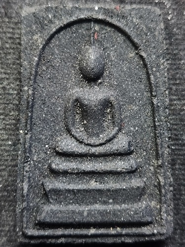 วัดใหม่หนองพะอง จ.สมุทรสาคร พระสมเด็จ หลวงพ่อทองอยู่  ฐาน 3 ชั้น  หลังเสือเผ่น เนื้อผงดำ