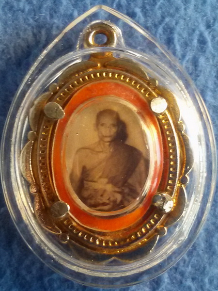 ล็อกเก็ตหลวงพ่อมุ่ย วัดดอนไร่ จ. สุพรรณบุรี หลังสิงห์งาแกะ