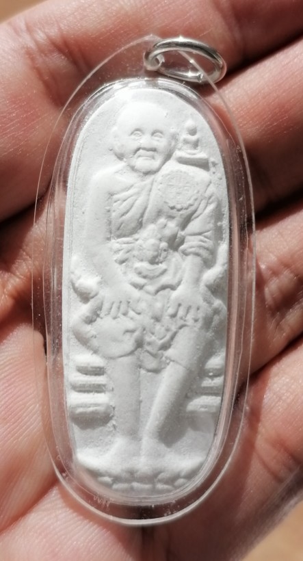 พระผงจักรพรรดิ์หลวงตาม้า พิมพ์หลวงปู่ดู่ วัดถ้ำเมืองนะ จ.เชียงใหม่ เลี่ยมพร้อมใช้ เคาะเดียว