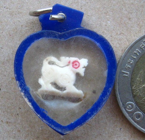 สิงห์สาริกา (2 ขวัญ) งาแกะ ไม่ทราบที่ เลี่ยมกันน้ำเดิมๆ ตามรูป 