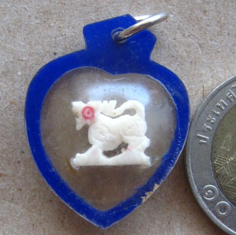 สิงห์สาริกา (2 ขวัญ) งาแกะ ไม่ทราบที่ เลี่ยมกันน้ำเดิมๆ ตามรูป 