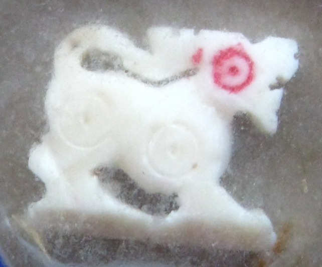 สิงห์สาริกา (2 ขวัญ) งาแกะ ไม่ทราบที่ เลี่ยมกันน้ำเดิมๆ ตามรูป 