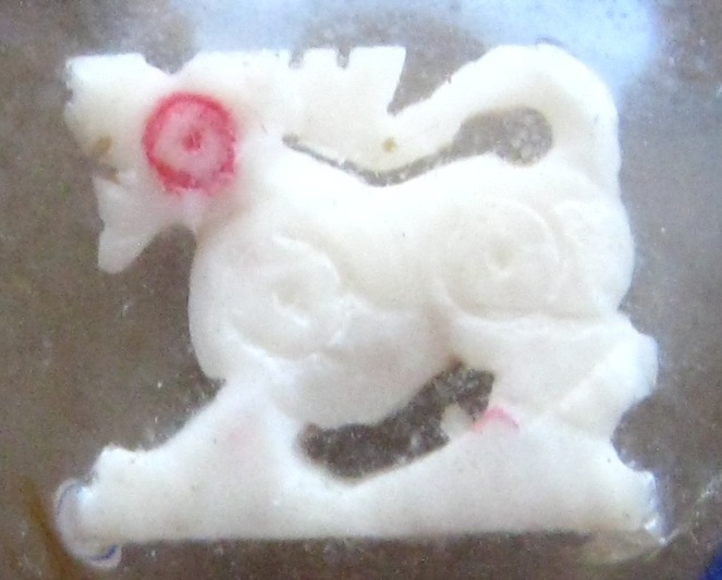 สิงห์สาริกา (2 ขวัญ) งาแกะ ไม่ทราบที่ เลี่ยมกันน้ำเดิมๆ ตามรูป 