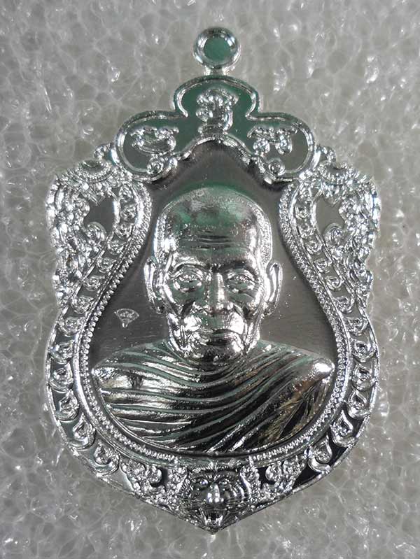 เหรียญเสมาหัวเสือห่มคลุม หลวงพ่อพัฒน์ วัดห้วยด้วน นครสวรรค์ ปี2563 กะไหล่เงิน เลข2231+กล่อง