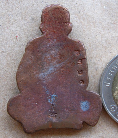 รูปหล่อครึ่งซีก ปี2556รุ่นเศรษฐีเงินล้าน เลข1428เนื้อนวโลหะผสมชนวนมวลสารเก่า หลวงปู่หมุน สร้าง1500อง