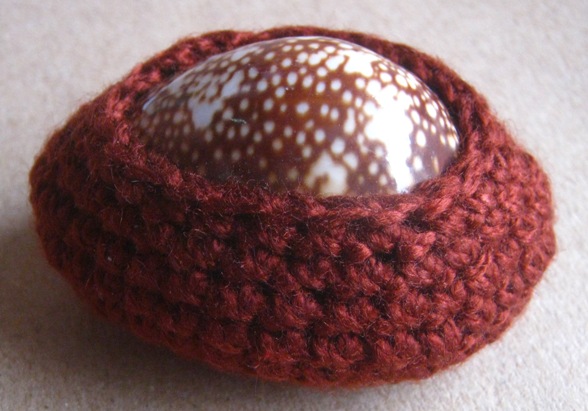 เบี้ยแก้ชนะมาร ปี2560 รุ่น พึ่งใบบุญ หลวงปู่หมุน วัดบ้านจาน ถักเชือก ฝังเหรียญเม็ดแตง ตอกโค้ด+กล่อง