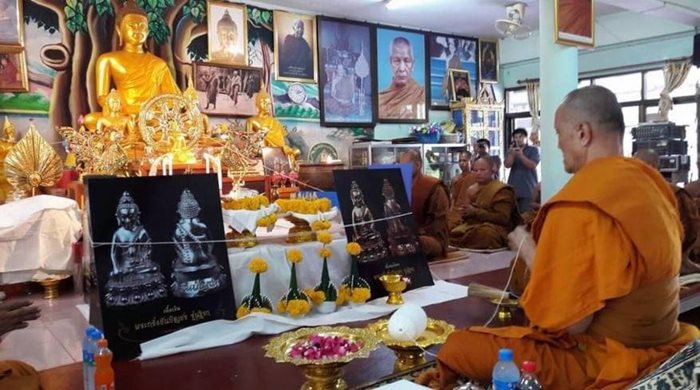 พระกริ่งชินบัญชร รุ่นแรก หลวงพ่อทอง สุทธสีโล วัดบ้านไร่ นครราชสีมา ปี2559 เนื้อทองทิพย์ เลข490+กล่อง