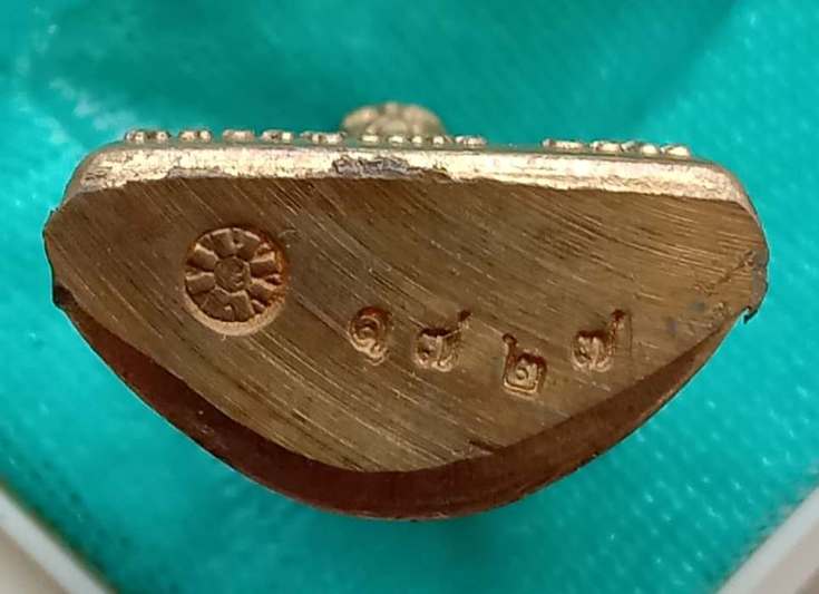 รูปเหมือนปั๊มสดุ้งกลับ หลวงปู่แผ้ว ปวโร จ นครปฐม ปี2554 เนื้อทองทิพย์ หมายเลข1727 พร้อมกล่องเดิม