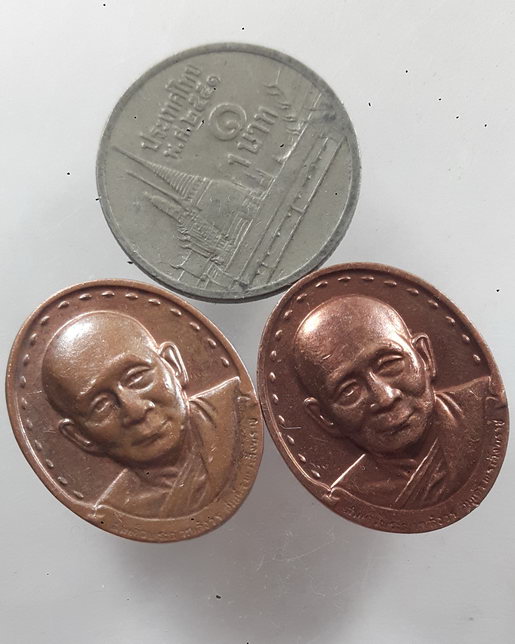 " เหรียญรูปไข่เล็ก สมเด็จพระญาณสังวร สมเด็จพระสังฆราชฯ หลังเจดีย์สามองค์ ปี 2532 เนื้อทองแดง 2 เหรีย