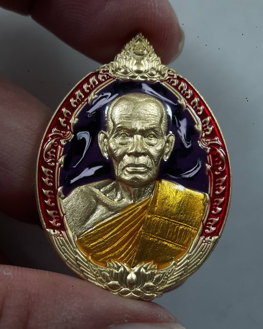 " เหรียญ รัตนโชติ หลวงพ่อพัฒน์ วัดห้วยด้วน จ.นครสวรรค์ เนื้อทองประธาน ลงยาพรางม่วง ขอบแดง ลงยาจีวร ต