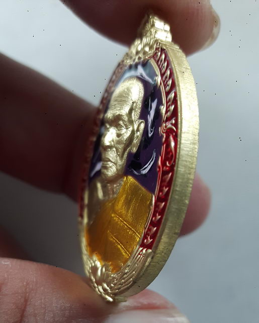 " เหรียญ รัตนโชติ หลวงพ่อพัฒน์ วัดห้วยด้วน จ.นครสวรรค์ เนื้อทองประธาน ลงยาพรางม่วง ขอบแดง ลงยาจีวร ต