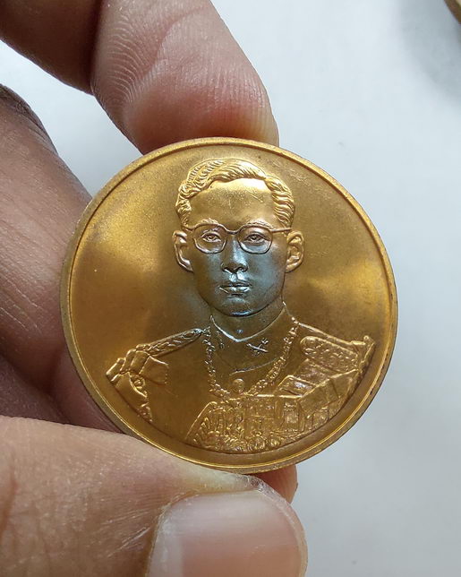 " เหรียญในหลวง ร.9 ที่ระลึกฉลองสิริราชสมบัติครบ 50 ปี กาญจนาภิเษก รัชกาลที่9 ปี 2539 ทีเดียว 2 เหรีย