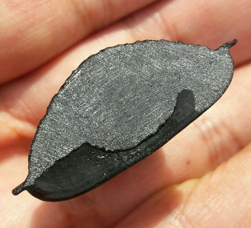 พระแก้วมรกต เนื้อแก้วดำ วัดโปรดเกศ จ.นนทบุรี ปี.2500 ขนาด สูง 4.5 ซม.ฐานกว้าง 3.5 ซม.เคาะเดียว