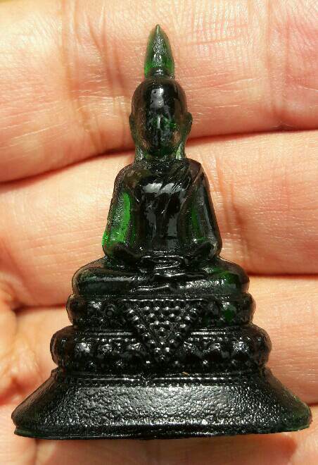 พระแก้วมรกต เนื้อแก้วเขียว วัดโปรดเกศ จ.นนทบุรี ปี.2500 ขนาด สูง 4.5 ซม.ฐานกว้าง 3.5 ซม.เคาะเดียว