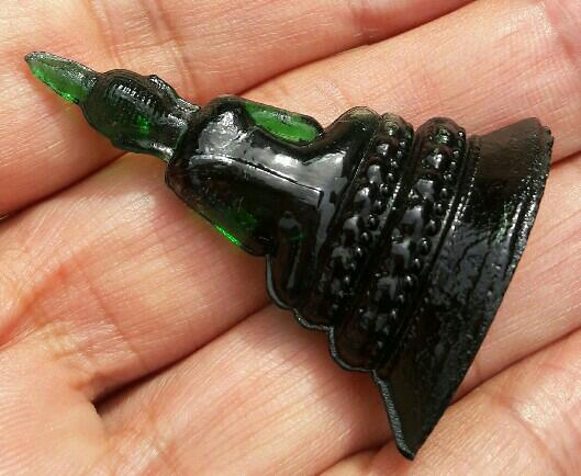 พระแก้วมรกต เนื้อแก้วเขียว วัดโปรดเกศ จ.นนทบุรี ปี.2500 ขนาด สูง 4.5 ซม.ฐานกว้าง 3.5 ซม.เคาะเดียว