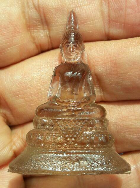 พระแก้วมรกต เนื้อแก้วใส วัดโปรดเกศ จ.นนทบุรี ปี​ 2500 ขนาด สูง 4.5 ซม.ฐานกว้าง 3.5 ซม.เคาะเดียว