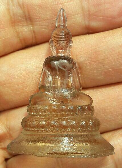 พระแก้วมรกต เนื้อแก้วใส วัดโปรดเกศ จ.นนทบุรี ปี​ 2500 ขนาด สูง 4.5 ซม.ฐานกว้าง 3.5 ซม.เคาะเดียว