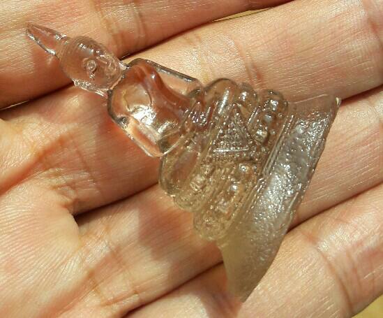 พระแก้วมรกต เนื้อแก้วใส วัดโปรดเกศ จ.นนทบุรี ปี​ 2500 ขนาด สูง 4.5 ซม.ฐานกว้าง 3.5 ซม.เคาะเดียว