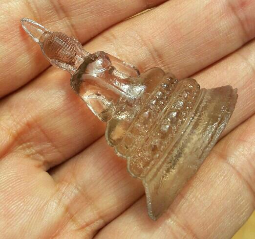 พระแก้วมรกต เนื้อแก้วใส วัดโปรดเกศ จ.นนทบุรี ปี​ 2500 ขนาด สูง 4.5 ซม.ฐานกว้าง 3.5 ซม.เคาะเดียว