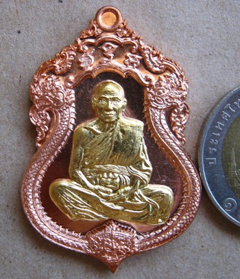 หลวงพ่อหวั่น วัดคลองคูณ พิจิตร ปี2558เลข1799รุ่นไพรีพินาศ ทองแดงหน้าทองทิพย์หลังเรียบ+จีวร+เกศา+กล่อ