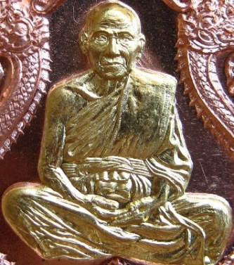 หลวงพ่อหวั่น วัดคลองคูณ พิจิตร ปี2558เลข1799รุ่นไพรีพินาศ ทองแดงหน้าทองทิพย์หลังเรียบ+จีวร+เกศา+กล่อ