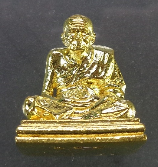 รูปหล่อลอยองค์หลวงปู่ทวดเหยียบน้ำทะเลจืด รุ่นนิรันตราย วัดแค จ.สุพรรณบุรี เนื้อทองมหาชนวน สวยครับ