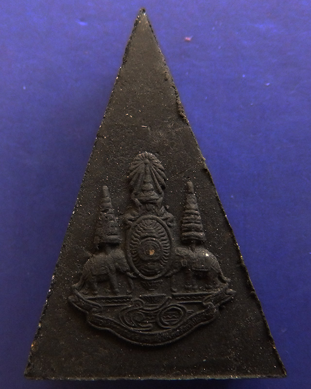 11.พระกำลังแผ่นดิน พิมพ์ใหญ่ มวลสารจิตรลดา (เนื้อดำ) ในหลวงครองราชครบ 50 พรรษา พ.ศ. 2539 พร้อมกล่อง